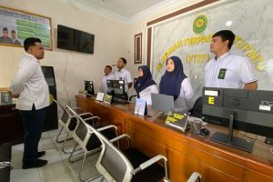 Kasubbag Umum dan Keuangan Pengadilan Agama Sidikalang Bawakan Morning Briefing Petugas PTSP